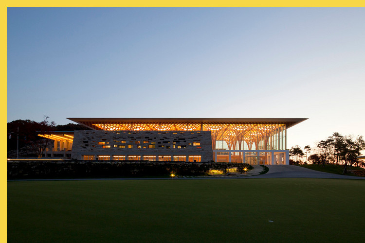 architecture laique - S-Korea - Nine Bridges Country Club par Shigeru Ban - 2009 : vue générale de nuit, avec le hall d'accueil sur la droite